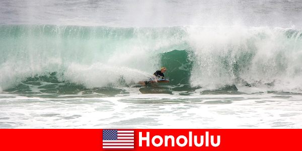 Островной рай Гонолулу предлагает идеальные волны для хобби и профессиональных серферов