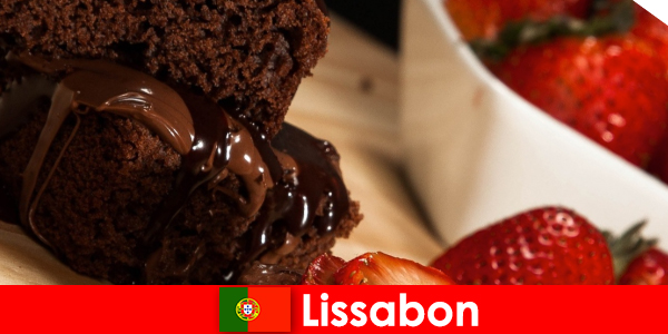 Лиссабон в Португалии — город гастрономических туристов, которые любят сладкую выпечку и торты.