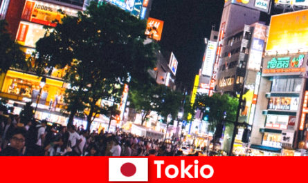 Токио для отдыхающих в мерцающем неоновом свете города идеальная ночная жизнь