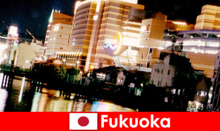 Многочисленные дискотеки, ночные клубы и рестораны Фукуоки - излюбленное место встреч отдыхающих.