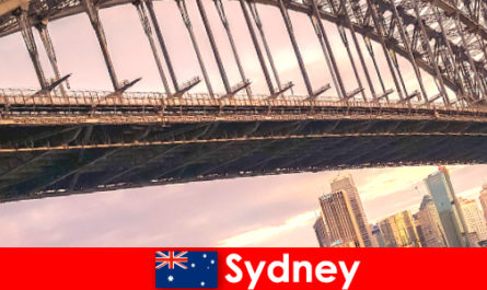 Сидней с его мостами - очень популярное направление для путешественников из Австралии.
