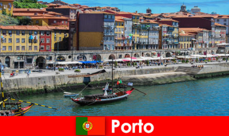 Городской отдых для посетителей Порту, Португалия с очаровательными барами и местными ресторанами.
