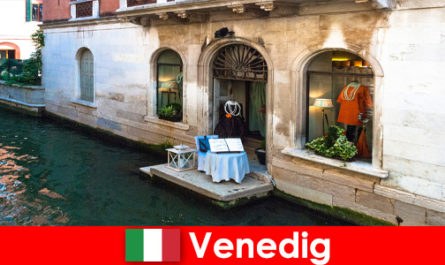 Настоящие впечатления от путешествий для шоппинговых туристов в старом городе Венеции в Италии.
