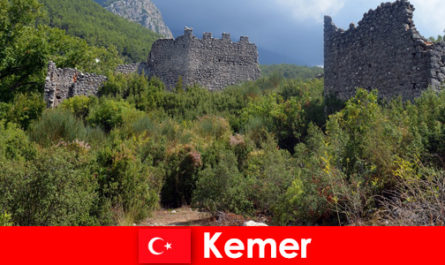 Ознакомительная поездка к древним руинам в Кемере, Турция для исследователей.