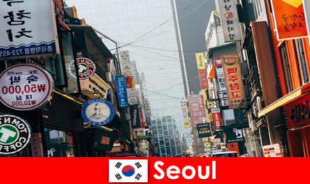 Сеул в Корее - захватывающий город огней и рекламы для ночных туристов.
