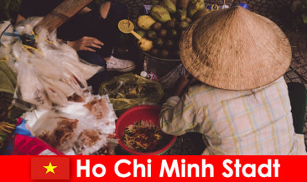 Иностранцы пробуют разнообразие продуктовых ларьков в Хошимине, Вьетнам