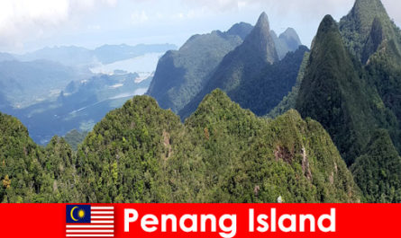 Отдыхающие исследуют природу на фуникулере на острове Пенанг в Малайзии.