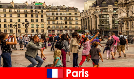 Большинство иностранцев приезжают в Париж, чтобы познакомиться друг с другом.