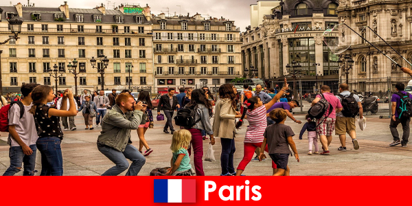 Большинство иностранцев приезжают в Париж, чтобы познакомиться друг с другом.