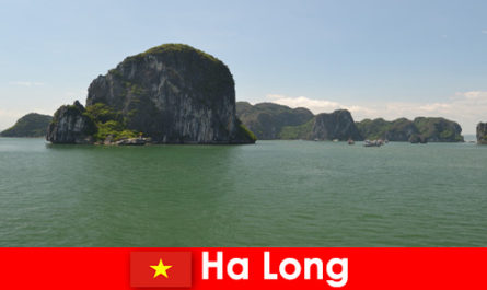 Морские туры для отдыхающих к скальным гигантам в Халонге, Вьетнам