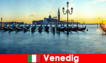 Мечтательный медовый месяц для пар в плавучем городе Венеция Италия