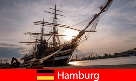 Германия Высадка в порту Гамбурга на рыбный рынок для гурманов.