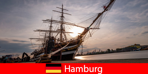 Германия Высадка в порту Гамбурга на рыбный рынок для гурманов.
