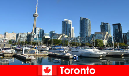Торонто в Канаде - современный мегаполис у моря, очень популярный у городских туристов.