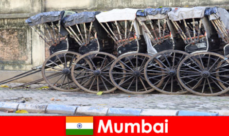 Мумбаи в Индии предлагает поездки на рикше по многолюдным улицам для энтузиастов путешествий.