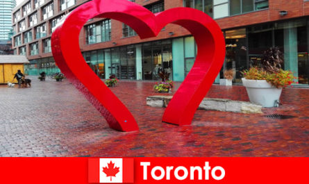 Торонто, Канада, как красочный город, воспринимается иностранными посетителями как многокультурный мегаполис.