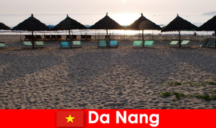 Роскошные курорты на прекрасных песчаных пляжах для отдыхающих в Дананге, Вьетнам
