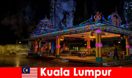 Куала-Лумпур, Малайзия, дает путешественникам возможность познакомиться с древними известняковыми пещерами.