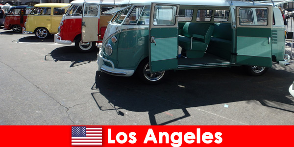 Иностранцы арендуют недорогие автомобили в Лос-Анджелесе, США, для осмотра достопримечательностей.