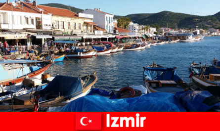 Активные путешественники ездят между городом и пляжем в Измире, Турция