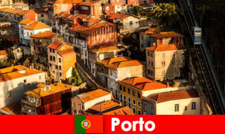 Прогулка на выходных по старому городу Порту, Португалия.
