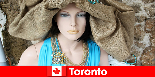 Посетители могут найти всевозможные необычные магазины в космополитичном центре Торонто, Канада.