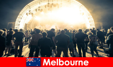 Незнакомцы ежегодно посещают бесплатные концерты под открытым небом в Мельбурне, Австралия.