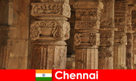 Иностранцы посещают Ченнаи, Индия, чтобы увидеть великолепные красочные храмы.