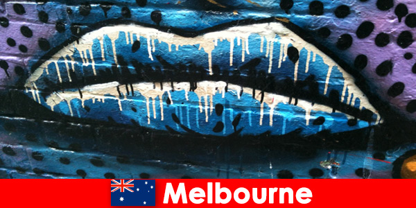 Путешественники восхищаются всемирно известным уличным искусством Мельбурна, Австралия.