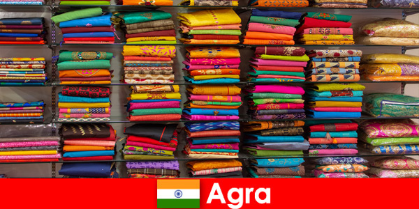 Туристические группы из-за границы покупают дешевые шелковые ткани в Агра, Индия