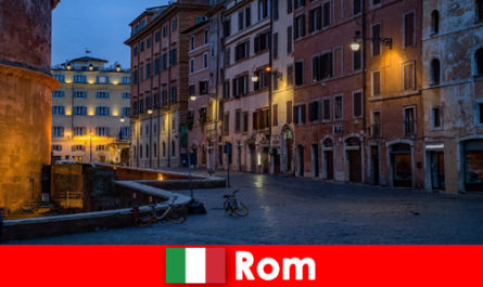 Короткое путешествие для туристов осенью в Рим, Италия, к красивейшим достопримечательностям.