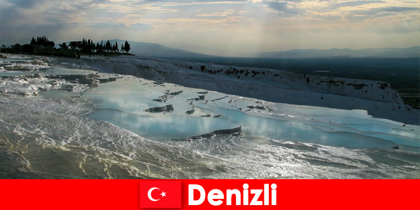 Курортный отдых для туристов на лечебных термальных источниках Денизли, Турция