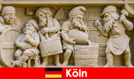 Искусство пивоварения с местной кухней в Кельне, Германия, для европейских еженедельных гостей.