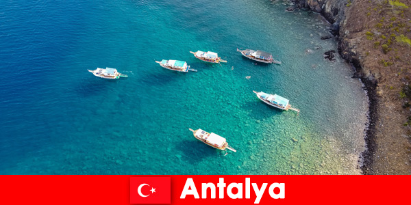 Туристы используют последнее время солнца для отдыха в Анталии, Турция