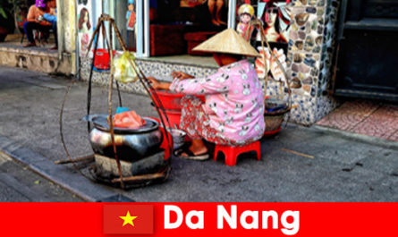 Незнакомцы погружаются в мир уличной кухни Вьетнама Дананг.
