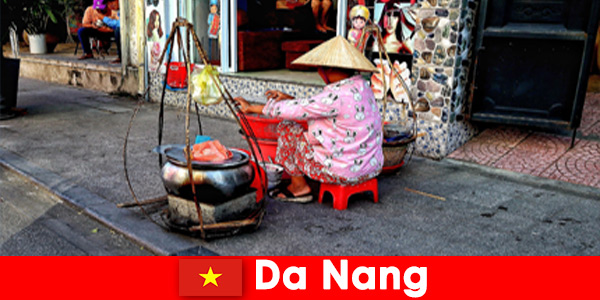 Незнакомцы погружаются в мир уличной кухни Вьетнама Дананг.