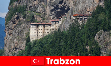Руины старого монастыря в Трабзоне, Турция, приглашают в гости любознательных туристов.