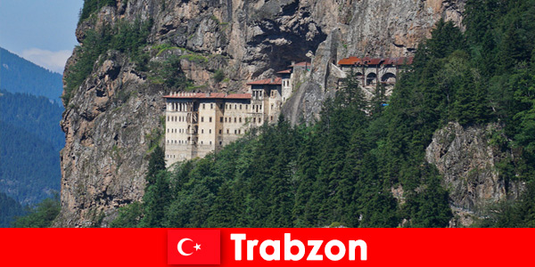 Руины старого монастыря в Трабзоне, Турция, приглашают в гости любознательных туристов.