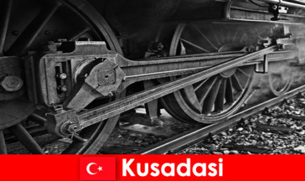 Туристы-любители посещают музей старых локомотивов под открытым небом в Кушадасах, Турция