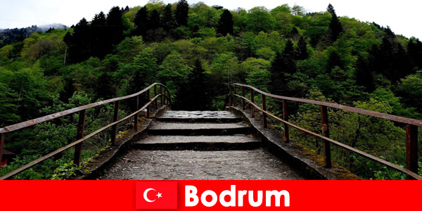 Мягкая температура - лучшее время для пеших прогулок для отдыхающих в Бодруме, Турция