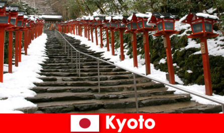 Красивые зимние пейзажи в Киото, Япония, для отдыхающих в спа-центре