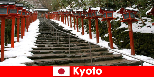 Красивые зимние пейзажи в Киото, Япония, для отдыхающих в спа-центре