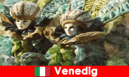 Зрелище масленицы для туристов в городе лагуны Венеции Италии
