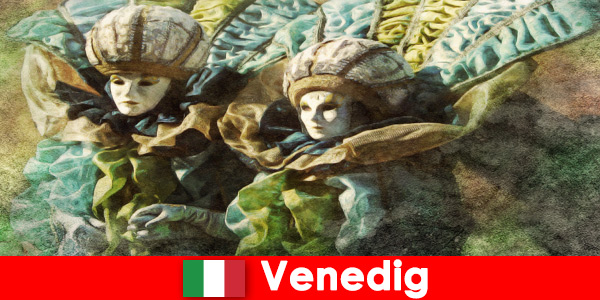 Зрелище масленицы для туристов в городе лагуны Венеции Италии