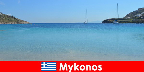Отдыхающие любят солнце и кристально чистую воду на Миконосе, Греция
