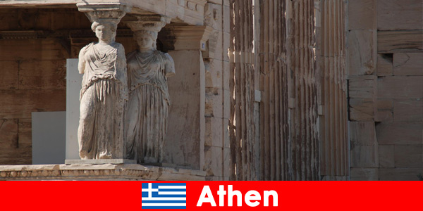 Статуи богов и мифов восхищают туристов в Афинах, Греция