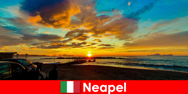 Наслаждайтесь самыми красивыми вечерними закатами в Неаполе, Италия