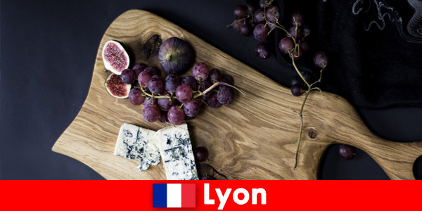 Наслаждайтесь свежими блюдами из рыбы, сыра, винограда и многого другого в Лионе, Франция