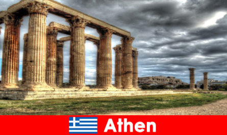 Такие контрасты, как классика и традиции, привлекают миллионы посетителей в Афины, Греция.