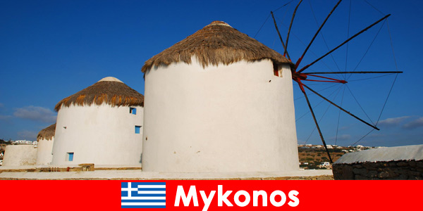 Миконос в Греции имеет великолепные пляжи и дружелюбные